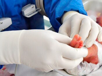 Un integrante del personal de