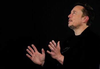 Inversionista de Tesla considera cambiar su vehículo por uno de la competencia debido a la controversia generada por los comentarios de Musk. (REUTERS)