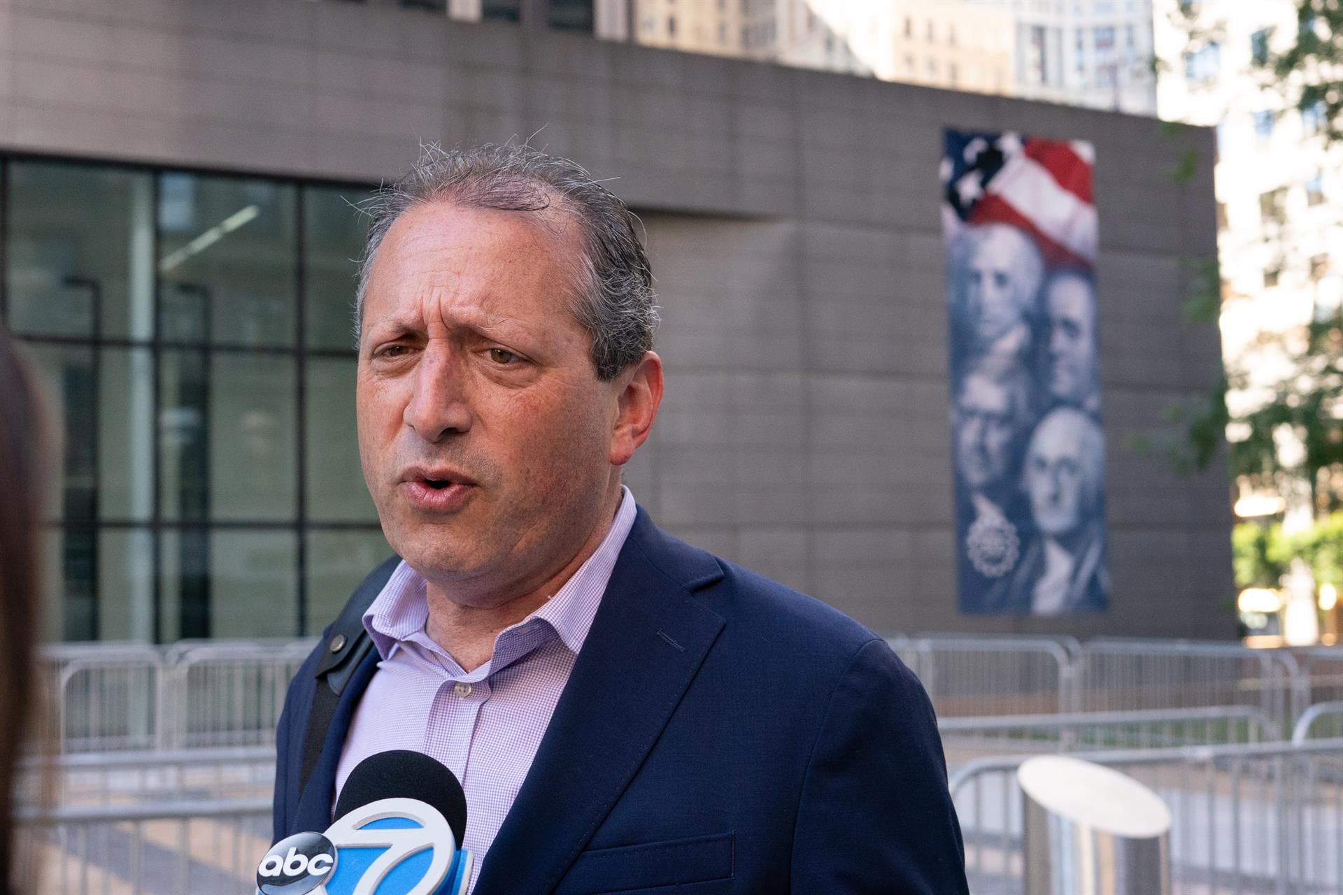 Israel detiene temporalmente al candidato demócrata Brad Lander cuando recogía aceitunas en Cisjordania
