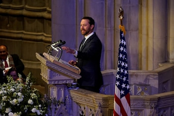 Jason Carter durante el funeral