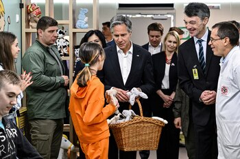 Antony Blinken visitó niños en