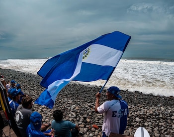 El campeonato de surf juvenil se disputa en El Tunco y El Sunsal con heats eliminatorios de veinte minutos para competidores de ocho a dieciocho años en ramas masculina y femenina. (Foto: Secretaría de Prensa de la Presidencia)
