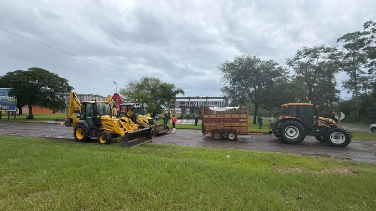 Maquinarias y equipos provinciales trabajan en el desagote de calles y barrios afectados por el temporal (Foto: El Litoral)