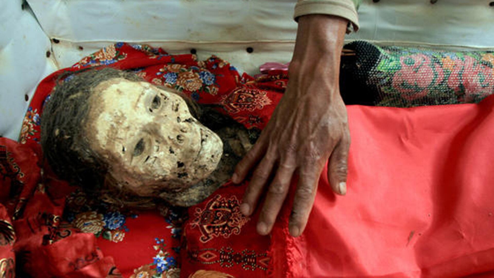 Cada dos o tres años, la ceremonia Ma’nene’ reúne a las familias para limpiar, vestir y fotografiar a sus muertos, reforzando el vínculo entre vivos y difuntos (AP Photo/Elang Herdian)