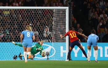 Mary Earps detiene el penalti de Jennifer Hermoso (REUTERS/Carl Recine)