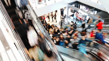 El tribunal valoró testimonios, informes médicos y pericias para confirmar la relación causal entre el accidente en el centro comercial y las lesiones sufridas. (Foto de archivo: IStock)