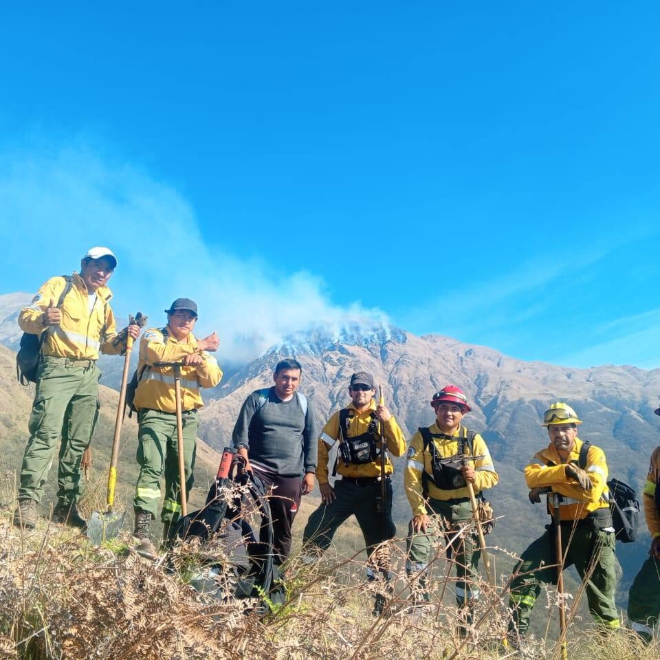 El humo de una fogata permitió ubicar a un montañista perdido en el Cerro Azul durante un operativo aéreo y terrestre