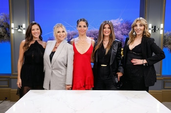 Juana Viale con los invitados de La Noche de Mirtha: Luciana Rubinska, Ana Rosenfeld, Elba Marcovecchio y Karina Iavícoli