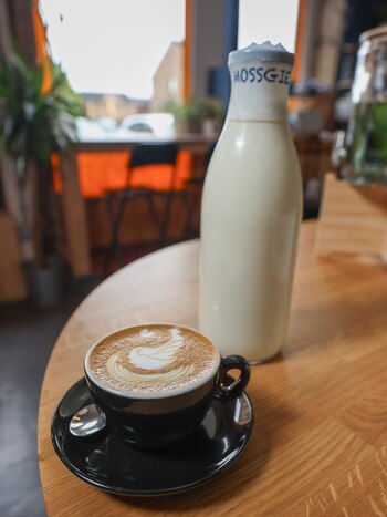 Esta foto sin fecha muestra un flat white de 272 libras, hecho con espresso y leche al vapor de Mossgiel Farm, en The Good Coffee Cartel de Glasgow, Escocia (Mossgiel Organic Dairy vía AP)