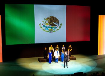 Un grupo de estudiantes canta