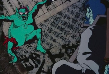 Un personaje verde de aspecto demoníaco salta sobre un papel con caracteres orientales frente a una figura vestida con túnica