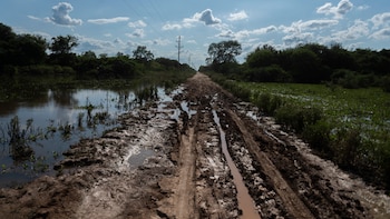 Camino a Rancho de Ñato. Cuatro gotas lo embarran. Una lluvia fuerte lo cierra hasta por dos semanas. (Adrián Escandar)