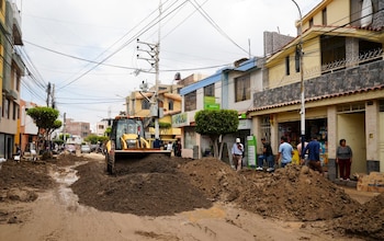Un bulldozer limpia el lodo