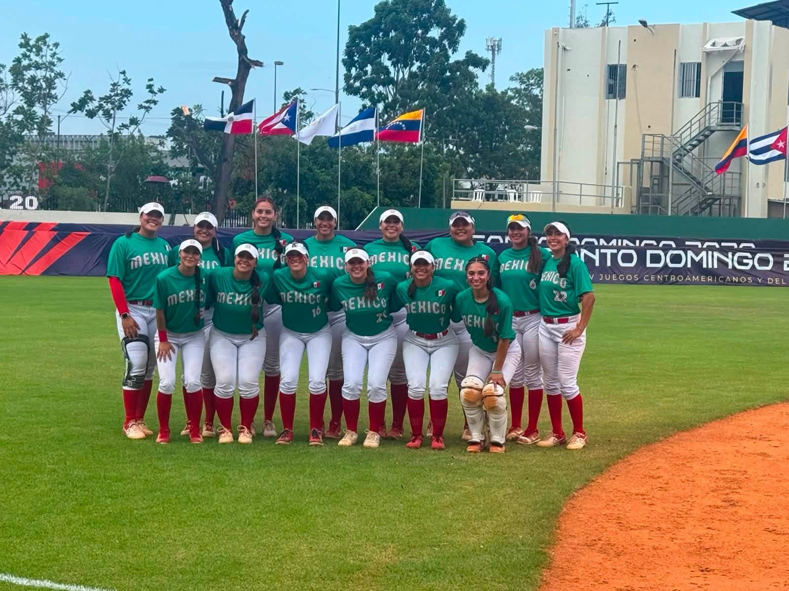 La Selección Mexicana de Softbol Femenil enfrentó la adversidad en los Juegos Centroamericanos y del Caribe Santo Domingo 2026, observando cómo se le arrebataba la oportunidad de competir por el bronce. (Federación Mexicana de Futbol)