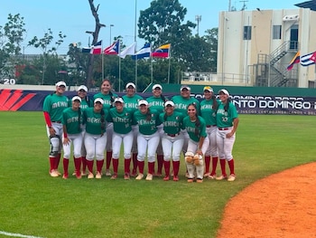 La Selección Mexicana de Softbol Femenil enfrentó la adversidad en los Juegos Centroamericanos y del Caribe Santo Domingo 2026, observando cómo se le arrebataba la oportunidad de competir por el bronce. (Federación Mexicana de Futbol)