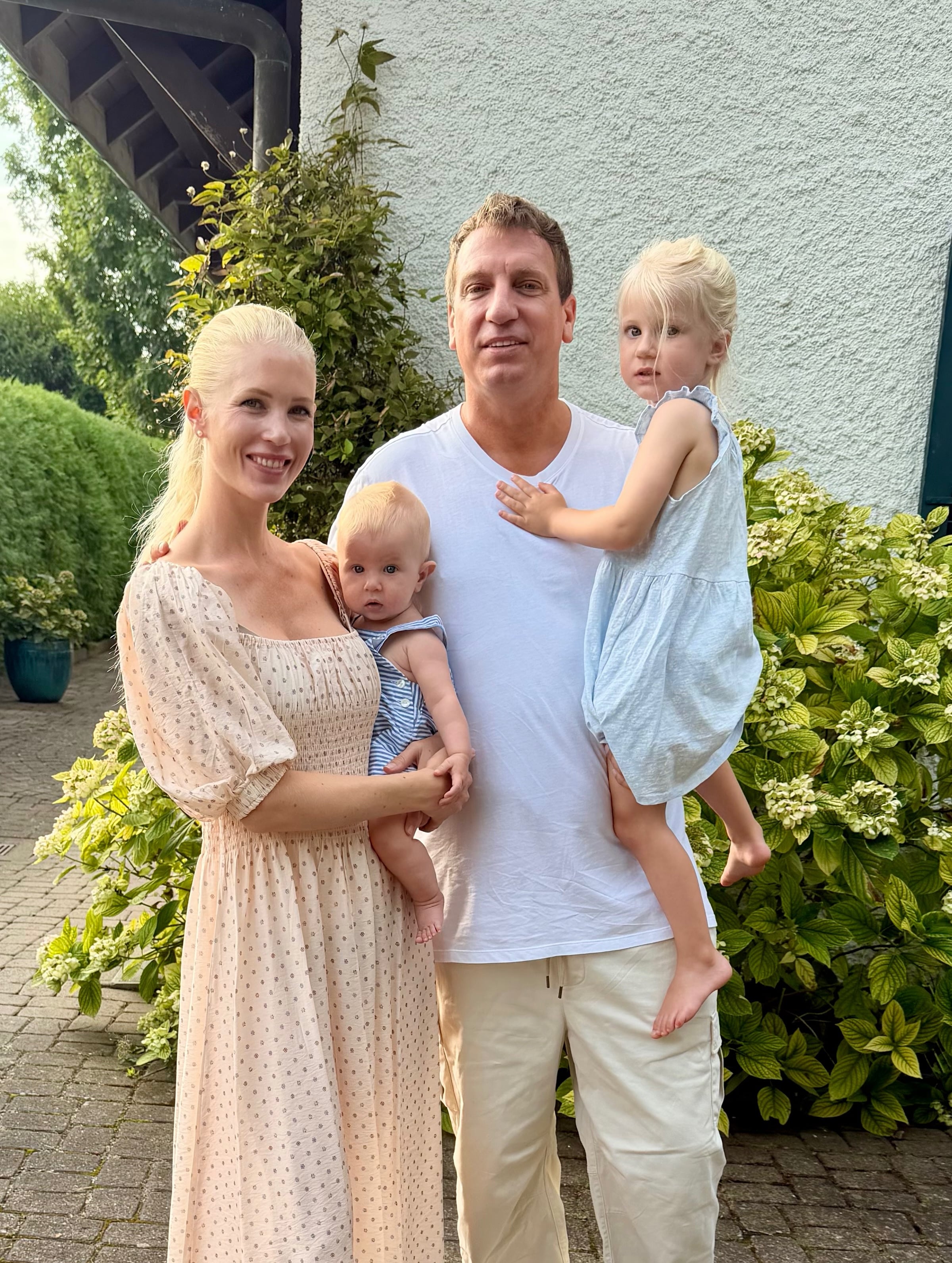 Christiansson y López posando junto a sus dos hijos en común, Lando y Elle