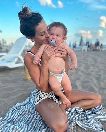 Noelia junto a su bebé