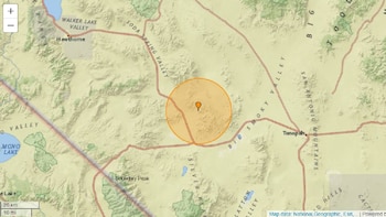 Un mapa topográfico muestra un círculo naranja con un pin que indica una ubicación en Nevada central, entre Hawthorne y Tonopah