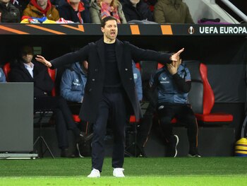 Xabi Alonso da indicaciones durante