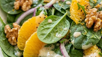 Ensalada de espinaca, naranja y nuez: vitamina C, antioxidantes y grasas buenas en un plato