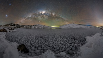 La travesía de la fotógrafa que registró un fenómeno nunca visto en la Patagonia: esferas de hielo y el cielo más extraordinario