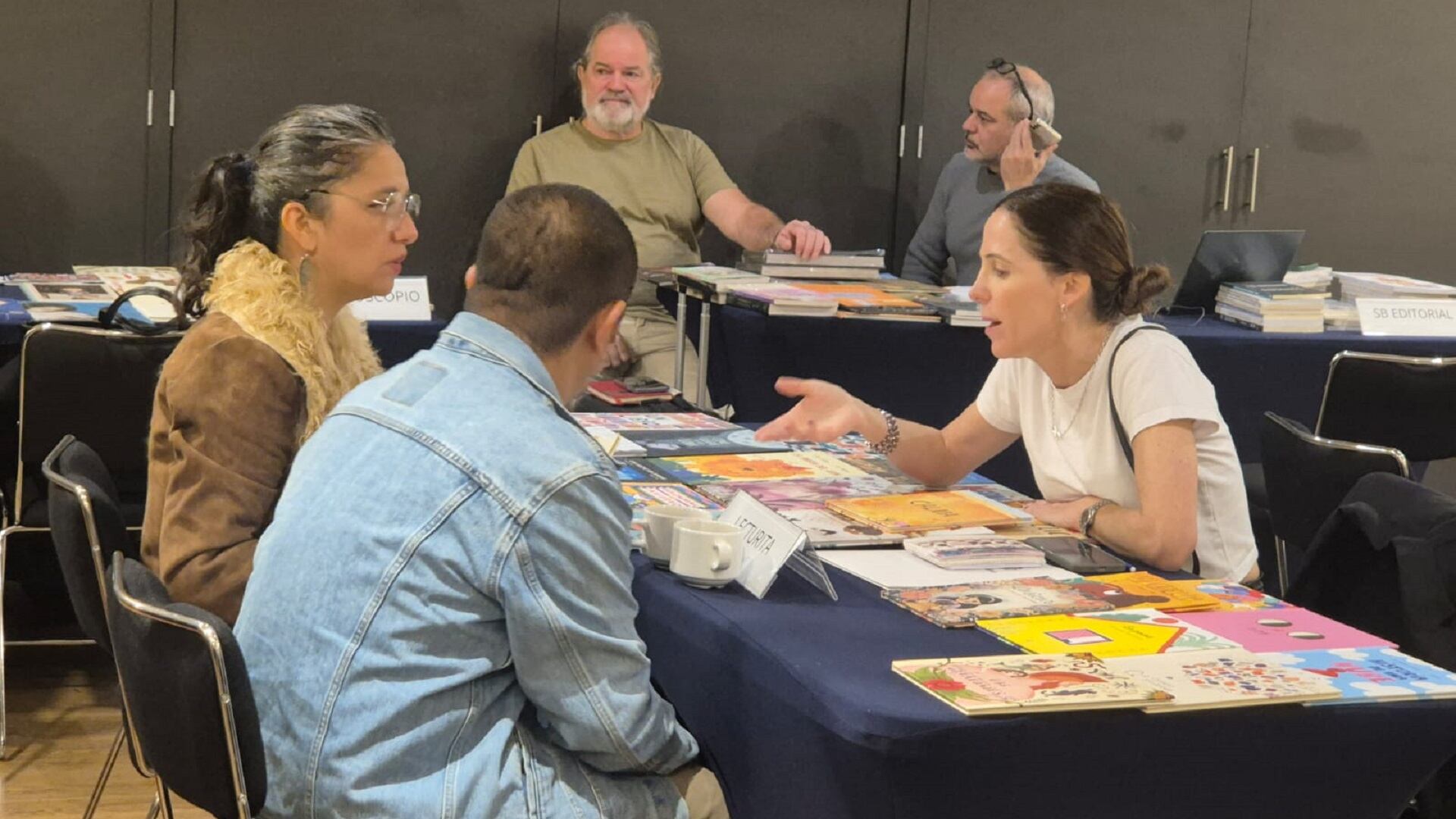 Antes de arribar a la Feria del Libro de Guadalajara, un grupo de editoriales participaron de una