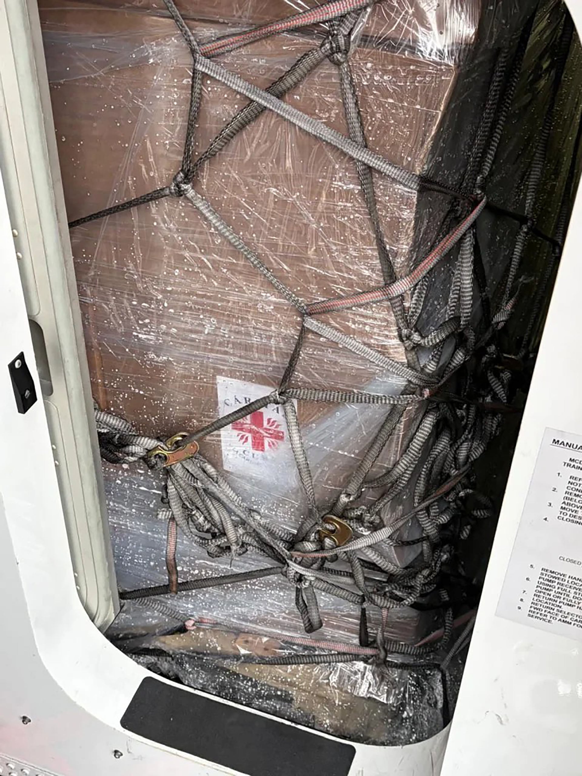 Vista detallada de la carga con ayuda humanitaria, incluyendo el logo de Cáritas, que llegó a Cuba desde EEUU para asistir a los damnificados por el huracán Melissa (Cáritas Cuba)