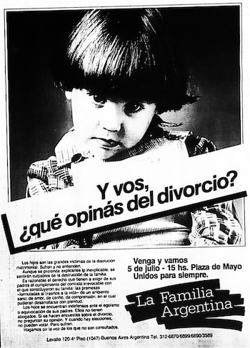 Publicidad en blanco y negro muestra el primer plano de un niño con cabello oscuro y flequillo, mirando fijo, con un texto "¿Y vos, qué opinás del divorcio?"