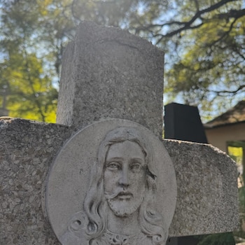 Sobre la tumba de la