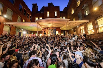 La serie reúne música electrónica, arte contemporáneo y artistas internacionales durante los viernes del verano en Queens.