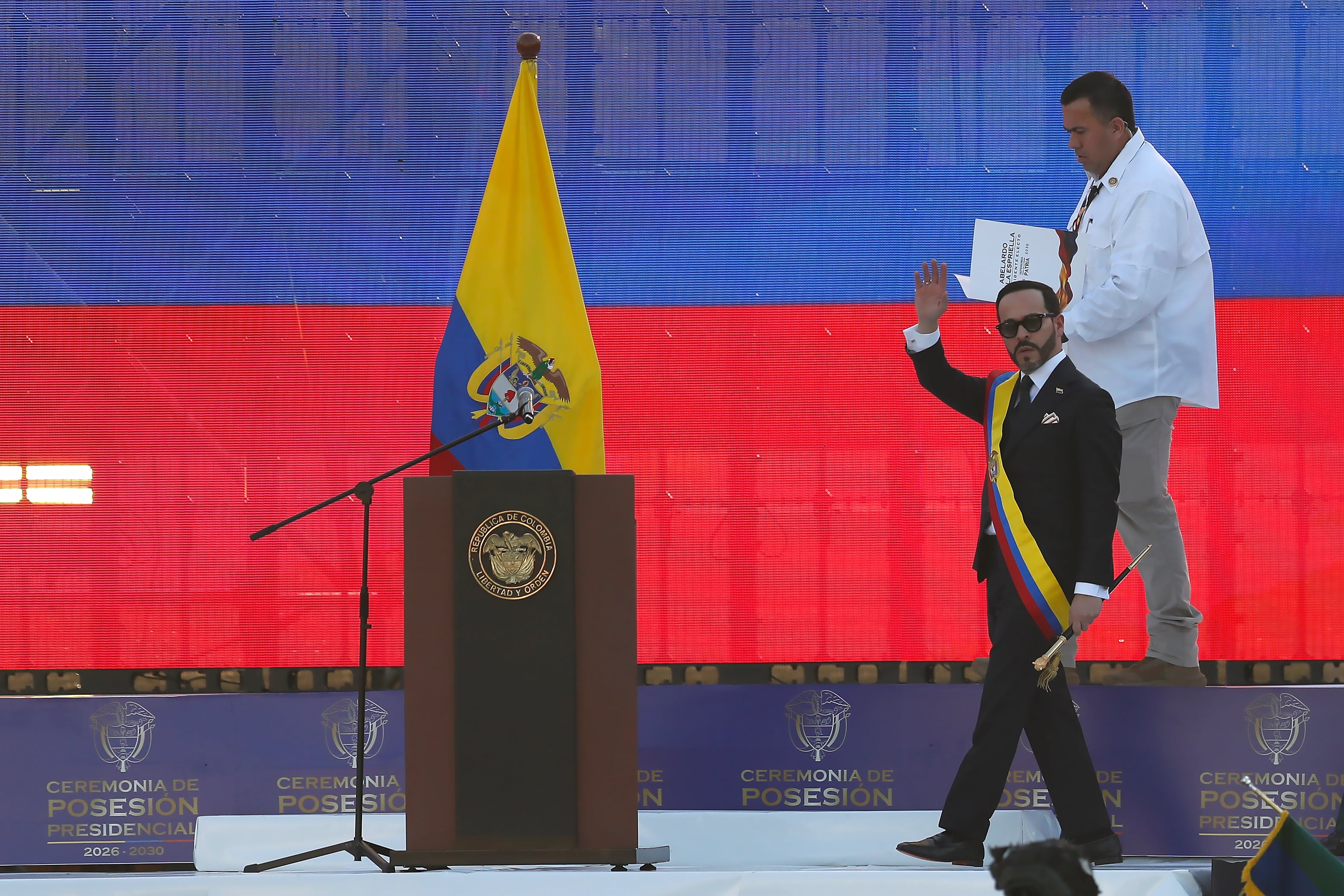 El presidente de Colombia, Abelardo de la Espriella, saluda a su llegada al Cantón Militar Pichincha tras jurar como presidente de Colombia para el periodo 2026-2030, este viernes en Cali (Colombia) - crédito Ernesto Guzmán Jr/EFE