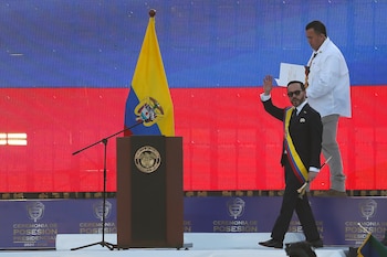 El presidente de Colombia, Abelardo de la Espriella, saluda a su llegada al Cantón Militar Pichincha tras jurar como presidente de Colombia para el periodo 2026-2030, este viernes en Cali (Colombia) - crédito Ernesto Guzmán Jr/EFE