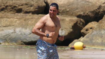 Fran Rivera, en la playa con Lourdes Montes y sus 3 hijos al margen de los rumores de ruptura con Cayetano