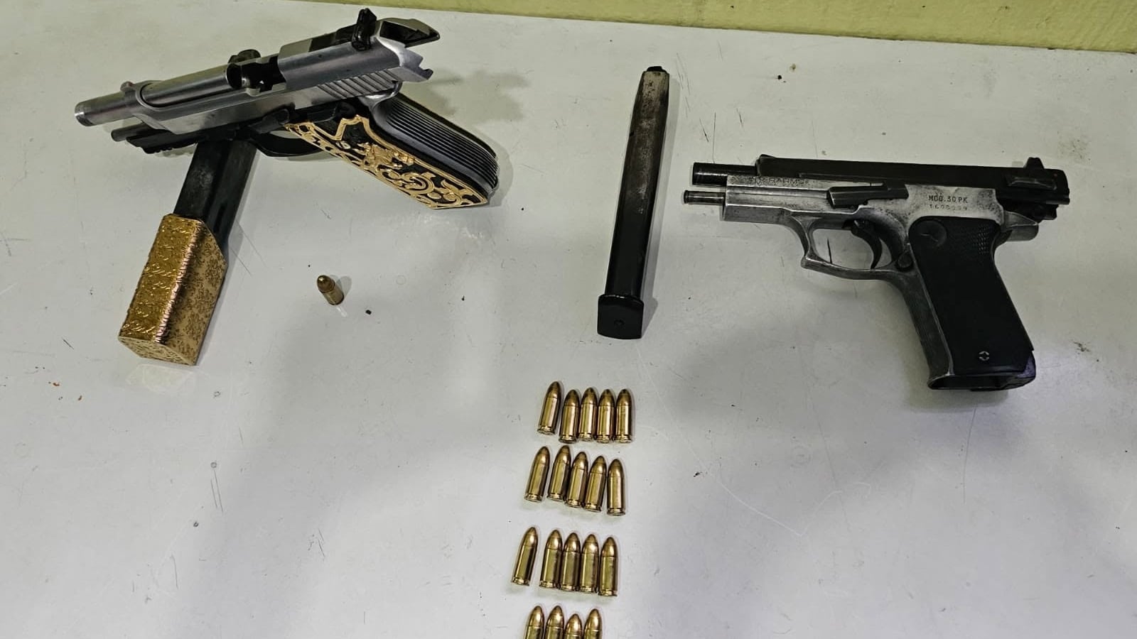 La Policía Nacional Civil interceptó a cuatro hombres de nacionalidad salvadoreña tras una persecución en Amatitlán. El contenido del vehículo y sus antecedentes podrían conectarlos con un crimen registrado el día anterior en Villa Nueva. (Foto cortesía PNC Guatemala)