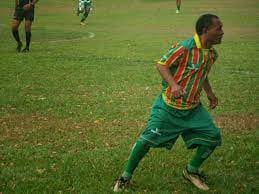 Bimbinha, en acción, durante sus épocas de fútbol senior