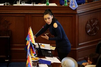 La senadora Adriana Salvatierra habla