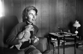 Shirley Martin, escéptica del asesinato de John F. Kennedy, en su casa en Oklahoma. Crédito Lawrence Schiller.