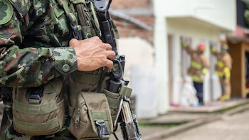 Dos soldados muertos y ocho