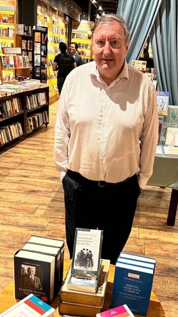 Ricardo Manuel Rojas, junto a