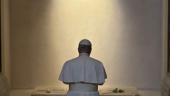 papa león xiv en la tumba del papa francisco