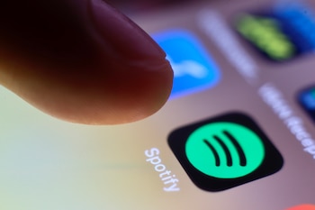 Las listas y reproducciones ayudan a medir qué canciones lograron mayor alcance (Archivo/EFE/EPA/RITCHIE B. TONGO)