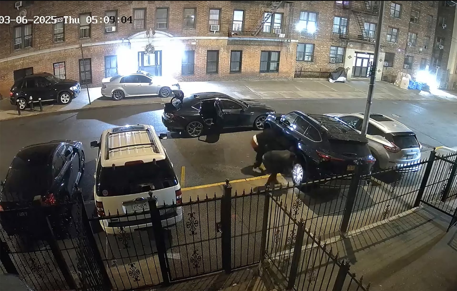 La operación policial, denominada Pit Crew, resultó en casi mil cargos formales relacionados con hurto mayor, desmantelamiento de autos y conspiración delictiva en Nueva York. (Bronx DA/NYPD)