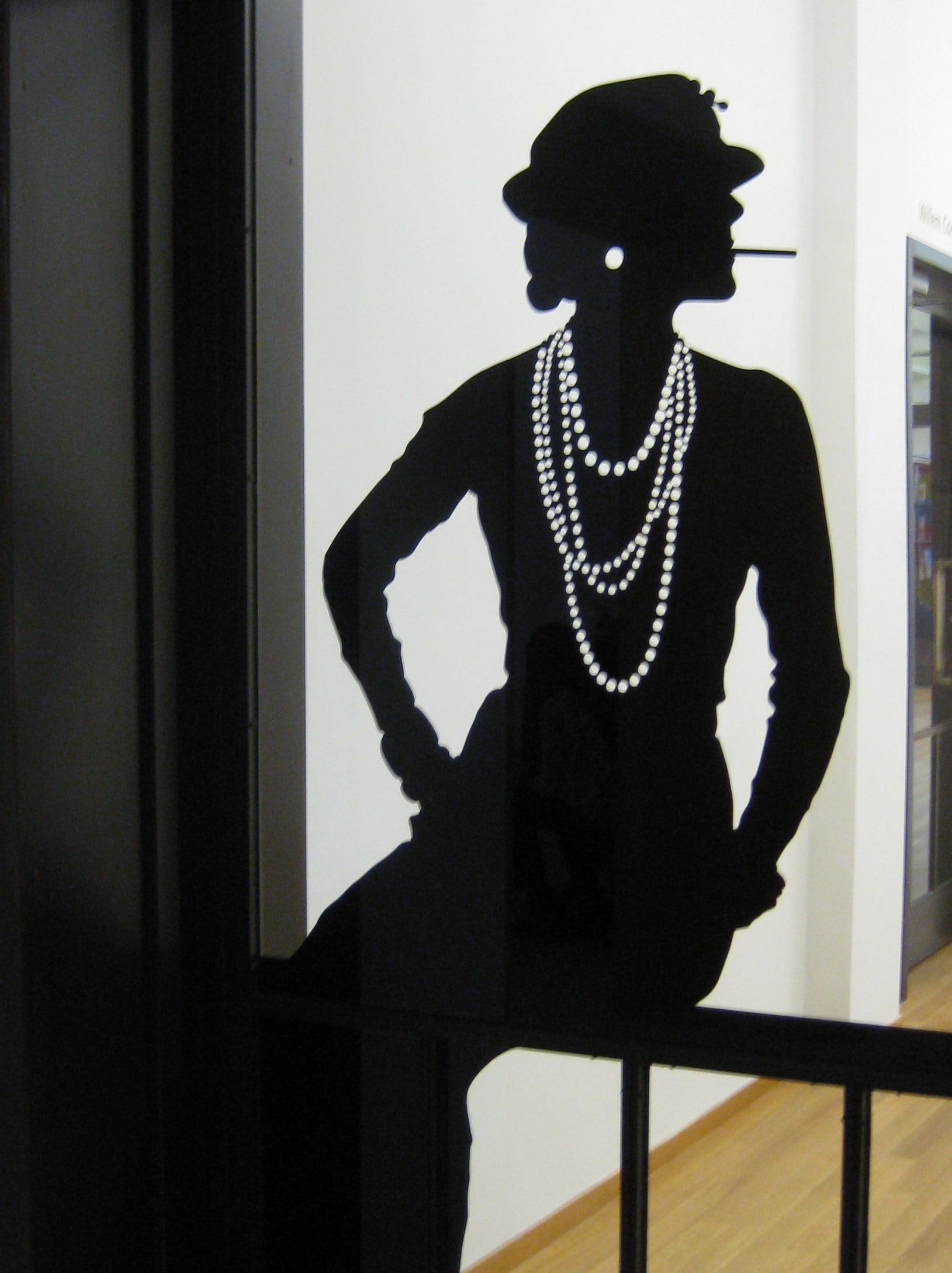 Los diseños de Coco Chanel continúan presentes en colecciones y repercuten en la moda contemporánea