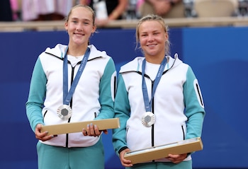 Diana Shnaider y Mirra Andreeva en la ceremonia de premiación de París 2024. (REUTERS/Violeta Santos Moura)