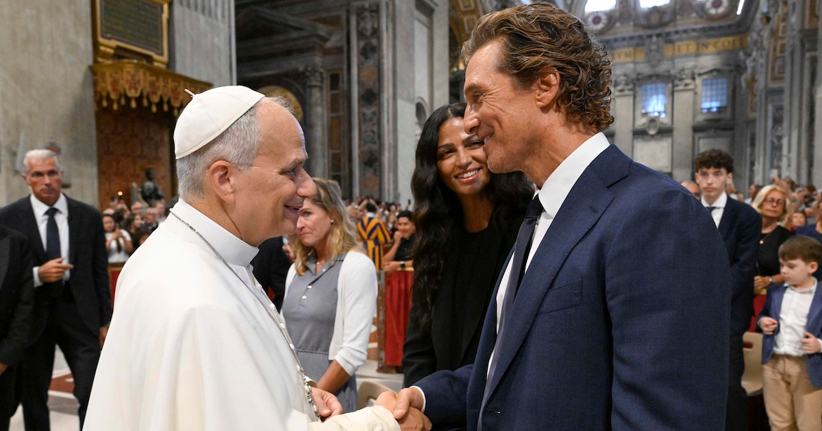 Matthew McConaughey y su esposa Camila Alves saludan al papa León XIV durante su paso por el Vaticano
