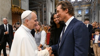 Matthew McConaughey y su esposa Camila Alves saludan al papa León XIV durante su paso por el Vaticano