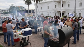 Arman la ‘carnita asada’ en el Ayuntamiento de Culiacán para celebrar la licencia de Rubén Rocha Moya