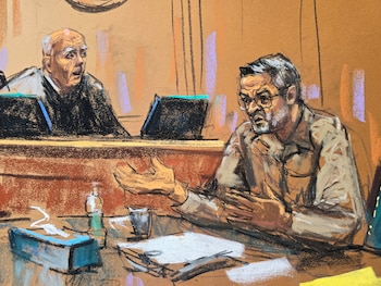 El juez Kevin Castel y el expresidente Juan Orlando Hernández durante la lectura de la sentencia en su contra, (New York, Estados Unidos)