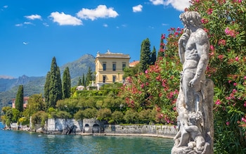 La ciudad de Milán sirve como centro estratégico para realizar escapadas al Lago de Como, Bérgamo, Turín y Pavía.