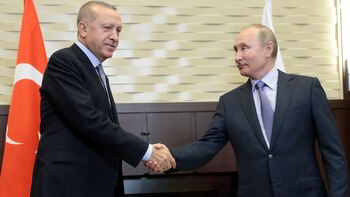 Recep Tayyip Erdogan y Vladimir Putin mantuvieron una larga reunión en Sochi, Rusia, sobre la frontera entre Turquía y Siria (AFP)